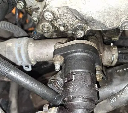 Ford Galaxy Engine coolant pipe/hose 038121133j