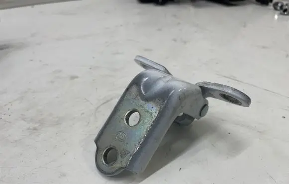 KIA Xceed Front door upper hinge