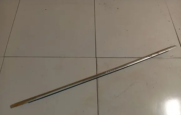 Volkswagen PASSAT B6 Front door glass trim molding