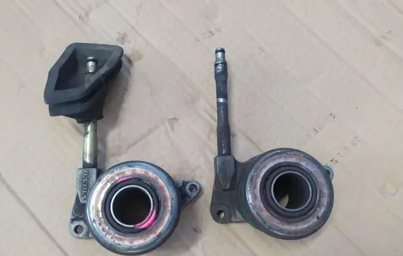 Volvo S60 Clutch slave cylinder 8667661