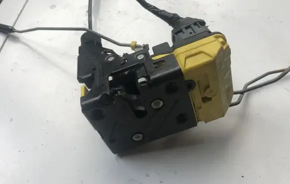 Volvo V70 Front door lock 8650547
