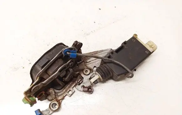 Opel Omega B2 Front door lock 90493702