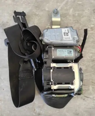 Mercedes-Benz E W212 Front seatbelt 610035800D