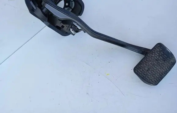 Mercedes-Benz E W213 Brake pedal A2052720007