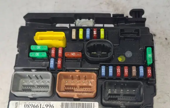 Peugeot 208 I Fuse module 9667199680