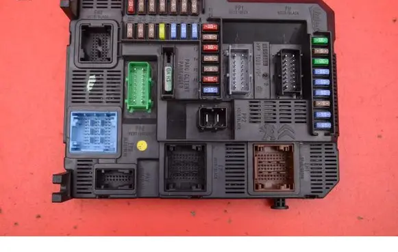 Peugeot 208 I Fuse box set 9807532080