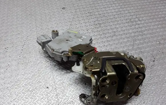 Nissan Terrano Front door lock