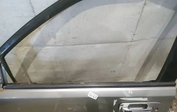 Nissan X-Trail T30 Front door glass trim molding