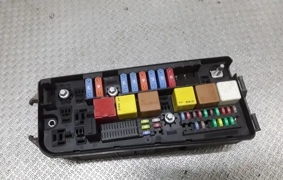 Opel Signum Fuse module 13205791