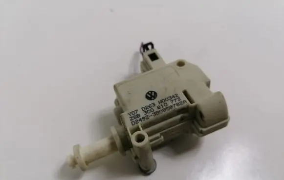 Volkswagen PASSAT B6 Central locking motor 3C0810773