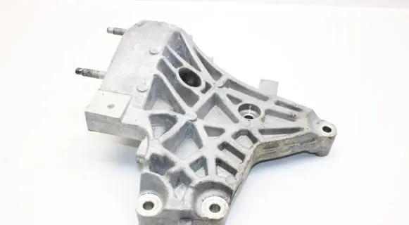 Hyundai Kona I Engine mounting bracket