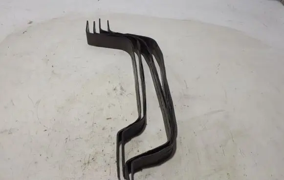 Fuel tank mounting bracket