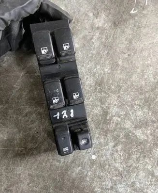 Nissan X-Trail T30 Electric window control switch