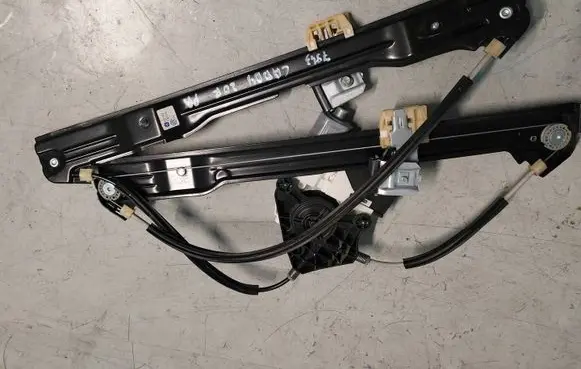 Volkswagen Caddy Front door window regulator motor 5K0959792