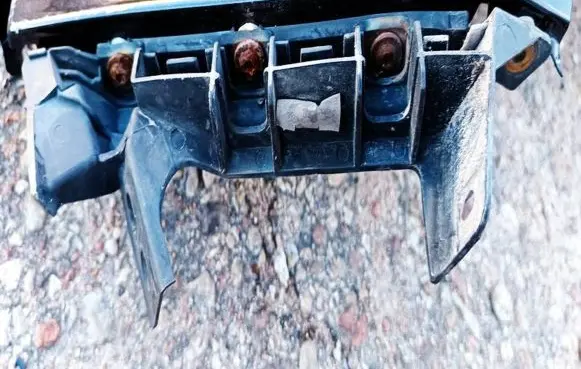 Front bumper mounting bracket