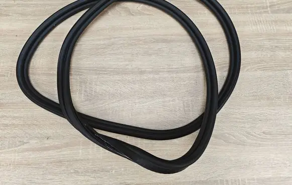 BMW 8 G16 Seal rubber (tailgate) 7453765