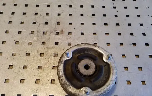 BMW 5 E60 E61 Rear coil spring rubber mount 13918410