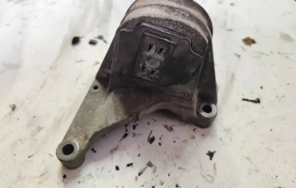 Volvo XC70 Engine mount bracket 326C82