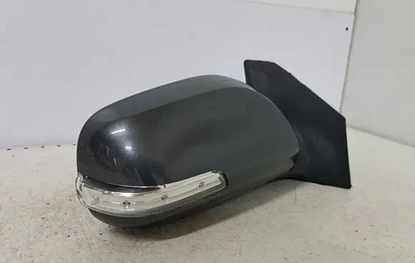 Toyota Avensis T250 Front door electric wing mirror 