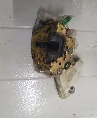 Subaru Impreza II Front door lock