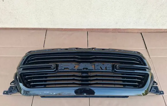 Dodge RAM 2500 DS Front bumper upper radiator grill 68366528AH 22423 M3001