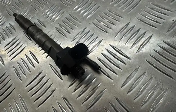 BMW 3 E92 E93 Fuel injector 7797877