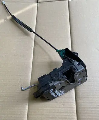 Opel Zafira B Front door lock 13210748