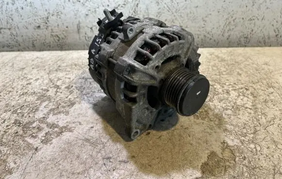 Mercedes-Benz A W176 Generator/alternator A0009063822 130829 0125711043
