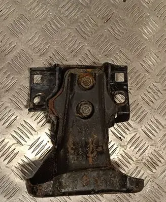 Infiniti QX80 Engine mount bracket