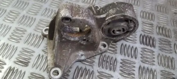 Engine mount bracket