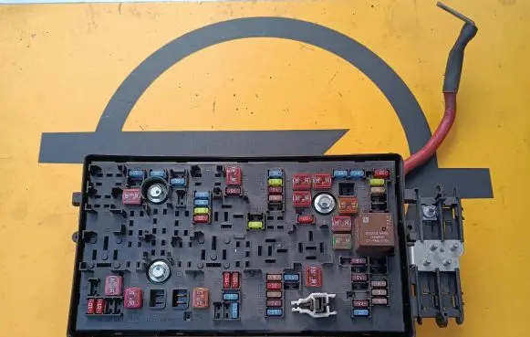 Opel Insignia A Fuse module 13275883