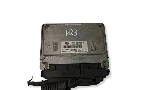 Skoda Fabia Mk1 (6Y) Engine control unit/module 03E906033A 5WP4012007