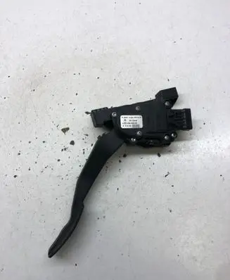 Accelerator throttle pedal