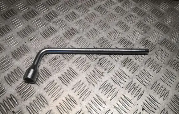 Mercedes-Benz E A207 Wheel nut wrench 2215810001 A2215810001