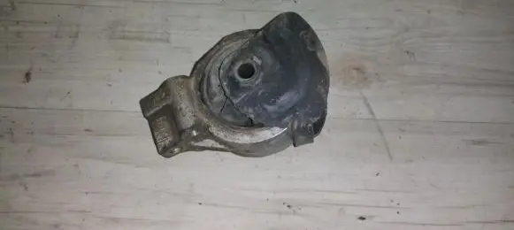 Volvo S40, V40 Engine mount bracket
