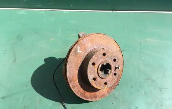 Iveco Daily 3rd gen Front wheel hub spindle knuckle 500391891 5801639518