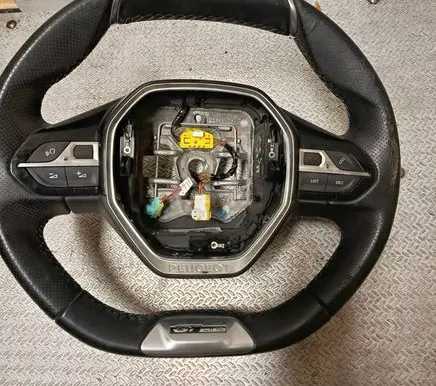 Peugeot 3008 II Steering wheel buttons/switches 
