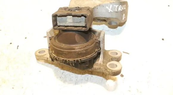 Nissan X-Trail T32 Engine mount bracket