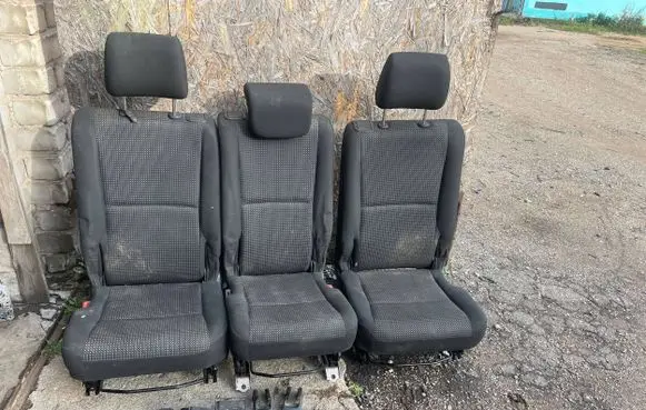 Toyota Corolla Verso AR10 Second row seats 