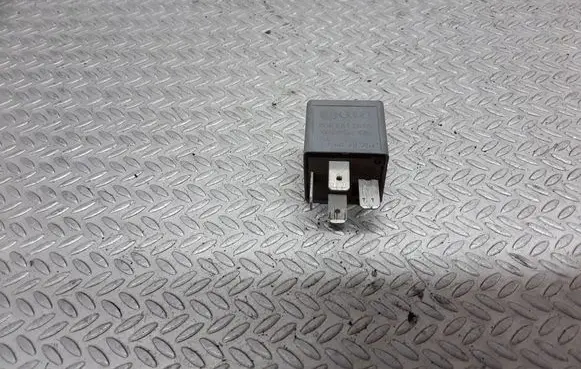 Volkswagen PASSAT B5 Other relay 8D0951253A
