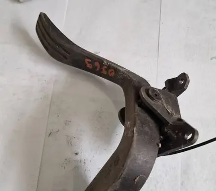 Ford Focus Accelerator throttle pedal 98AB9P732BE