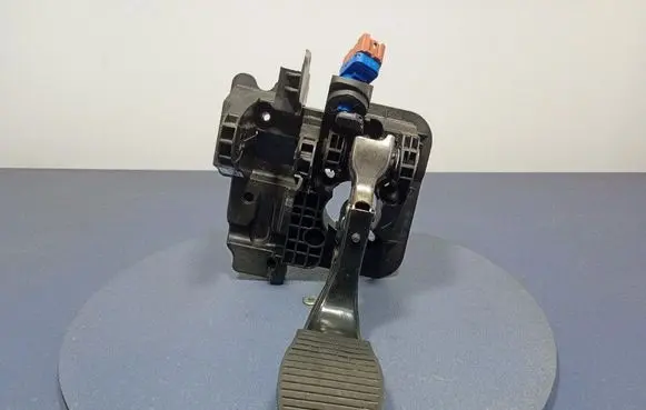 Accelerator throttle pedal