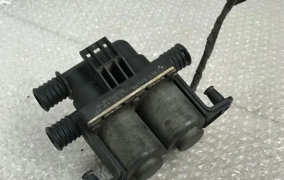 BMW 5 E39 Coolant heater control valve 8374995