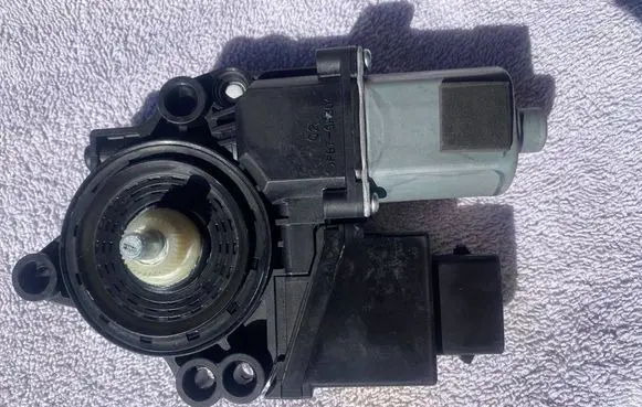 KIA Ceed Front door window regulator motor 82460A2010