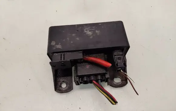 Mercedes-Benz E W210 Glow plug pre-heat relay 