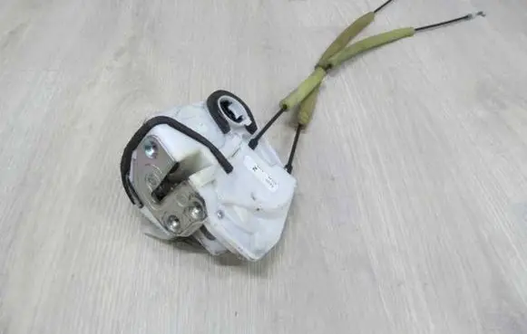 Mazda 6 Front door lock 38252