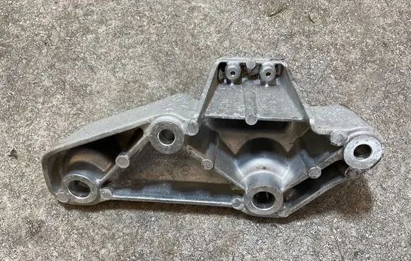 Volvo XC40 Engine mounting bracket 31686306