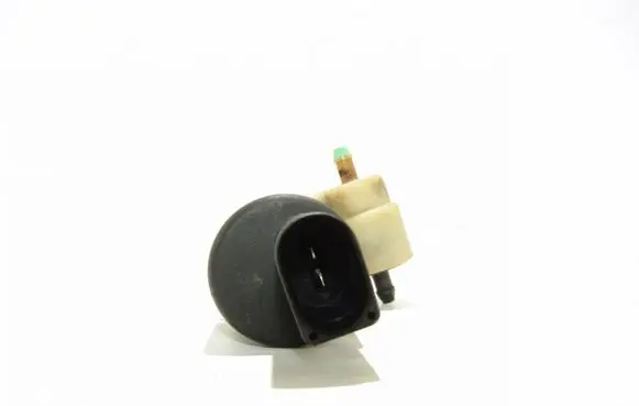 Volkswagen PASSAT B5 Windscreen/windshield washer pump