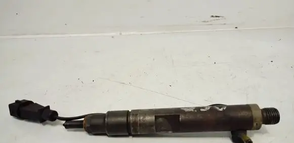 Volkswagen Golf III Fuel injector 028130201J