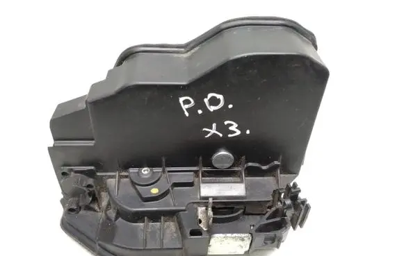 BMW X3 E83 Front door lock 7202146